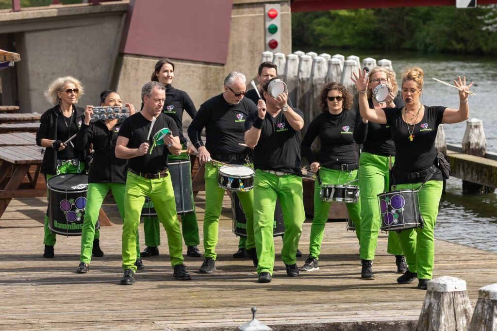 De Utrechtse sambaband BooomBassTic maakt muziek tijdens Dag van de Vaart 2024 in Nieuwegein