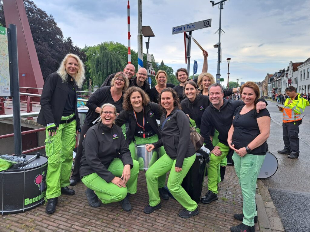 Groepsfoto van de Utrechtse sambaband BooomBassTic! tijdens de avondvierdaagse in Nieuwegein.