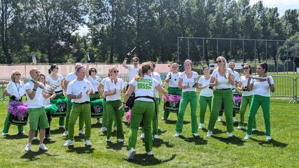Groepsfoto van de Utrechtse sambaband BooomBassTic! op muziekfestival Geinbeat.