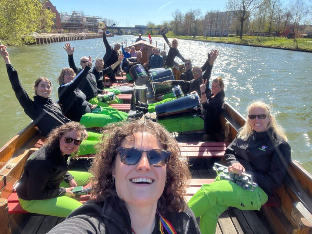 Groepsfoto op een boot van sambaband BooomBassTic! tijdens de Dag van de Vaart 2025 in Nieuwegein.